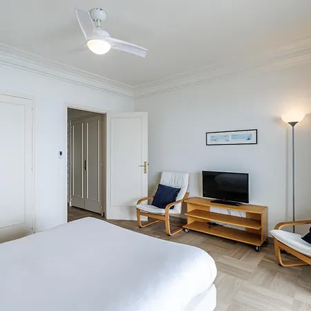 Soleia - Spacious 3p - Beachfront - Parking דירה