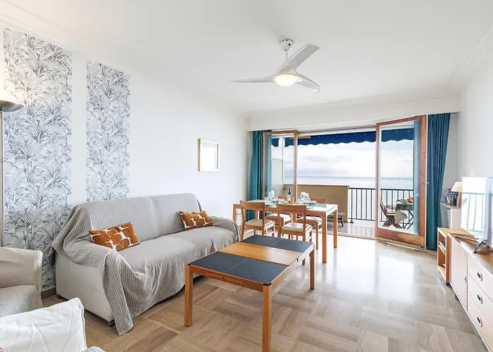 Soleia - Spacious 3p - Beachfront - Parking Lägenhet
