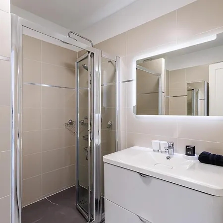 Le Soleia - Spacious 3p - Beachfront - Parking Apartman