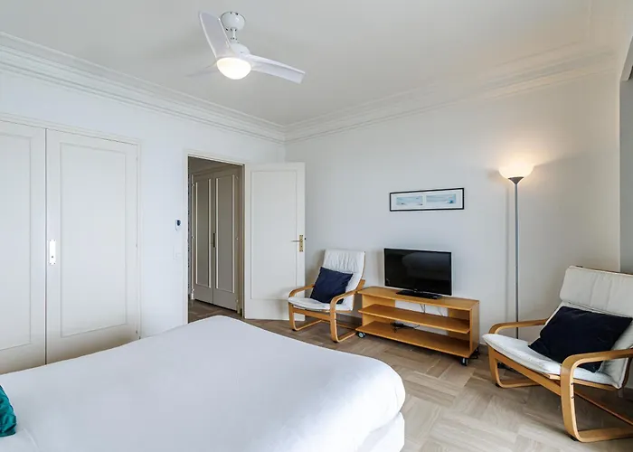 Soleia - Spacious 3p - Beachfront - Parking アパート